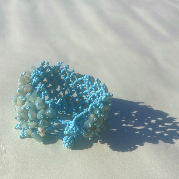 Cute bracelet! Aqua colored stones in a light blue elasticized & beaded band. - Picture 5 of 6